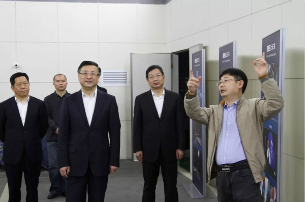上海市委常委、市委政法委書記陳寅（中）、閔行區(qū)區(qū)委書記朱芝松（右二）、區(qū)委常委、政法委書記劉豫峰（左一）聽取上海三思總裁王鷹華（右一）介紹LED相關(guān)技術(shù)和產(chǎn)品