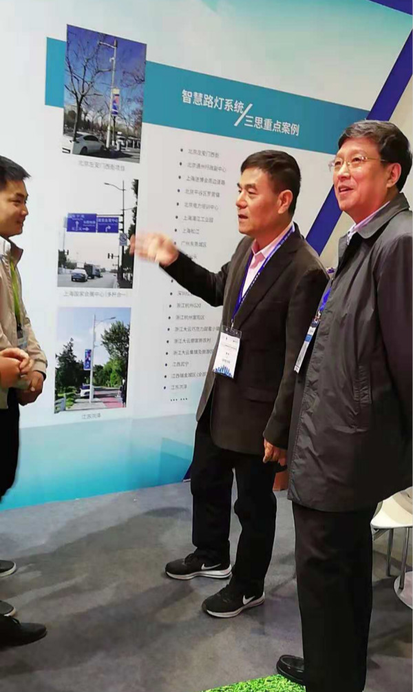 上海市綠色建筑協(xié)會(huì)會(huì)長甘忠澤（中）與副會(huì)長兼秘書長許解良（右）