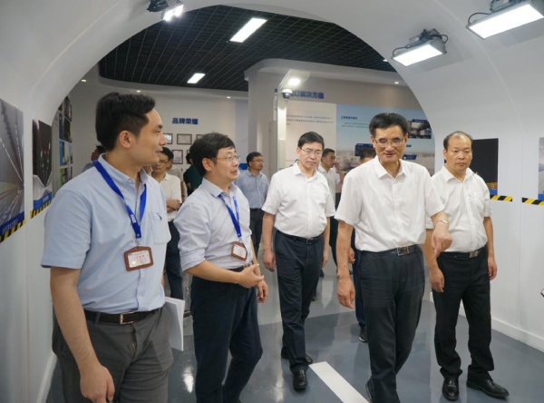浙江省委常委、統(tǒng)戰(zhàn)部部長熊建平（右二）、金華市委書記陳龍（中），浦江縣委書記程天云（右）